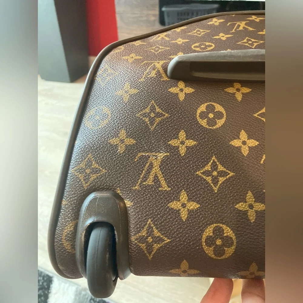 💯% Authentic Louis Vuitton Monogram Duffel Bag (carry-on) - Picture 11 of 16
